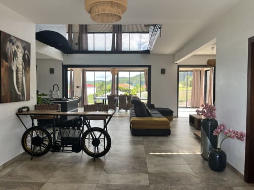 Intérieur de cottage moderne aux Hébergements Passion en Martinique avec séjour ouvert, vue mer, coin repas et