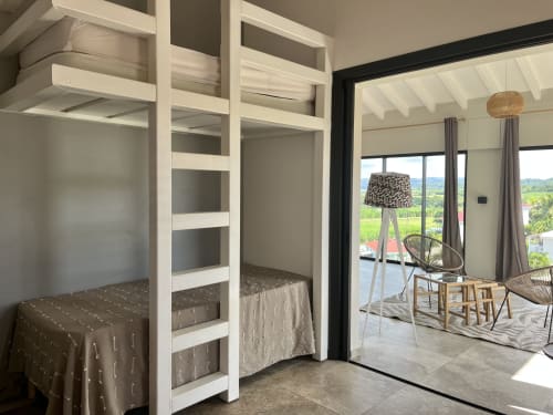 Chambre de cottage moderne avec lits superposés blancs, balcon avec vue mer et mobilier contemporain aux Hébergements Passion,