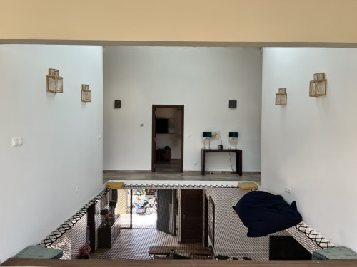 Intérieur de chalet moderne aux Hébergements Passion en Martinique, avec décor minimaliste et accents de bois