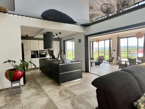 Cuisine ouverte et salon lumineux avec vue sur la mer au gîte Les Hébergements Passion en Martinique