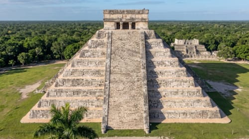 Pirámide El Castillo en Chichen Itza rodeada de exuberante dosel de selva, cerca del Hotel Boutique Villa Merida en Mérida, México