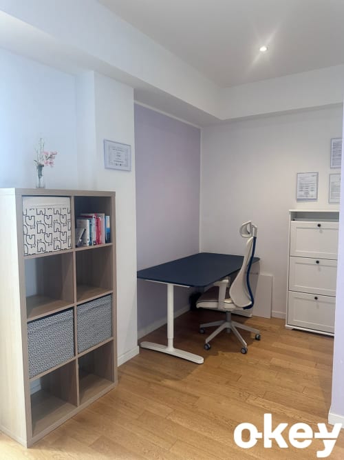 Moderna postazione di lavoro nella camera Casetta Lilla Stay a Bari con scrivania, sedia ergonomica, mobile contenitore e accenti viola
