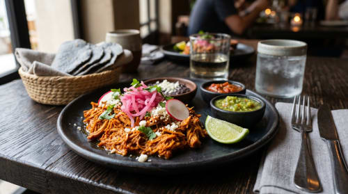 Tostadas de pollo desmenuzado con cebolla encurtida y guarnición fresca en Villa Merida Boutique Hotel, Mérida