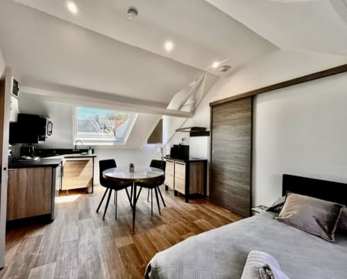 Studio moderne à La Villa L'Oiseau Bleu à Blonville-sur-Mer avec kitchenette, coin repas et lit