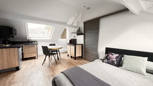 Studio moderne à La Villa L'Oiseau Bleu à Blonville-sur-Mer avec lit, kitchenette, bureau et puits de lumière