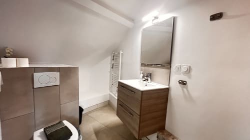 Salle de bain moderne du Studio 4 à La Villa L'Oiseau Bleu, Blonville-sur-Mer avec meuble-lavabo en bois et miroir éclairant