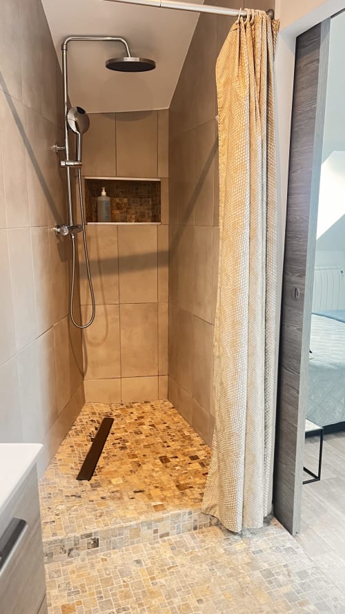Spacieuse douche à l'italienne avec pommeau de douche effet pluie, carrelage beige et sol en mosaïque au Resort La Villa L'Oiseau Bleu