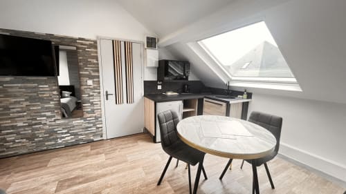Studio à La Villa L'Oiseau Bleu à Blonville-sur-Mer avec table à manger en marbre, kitchenette et puits de lumière