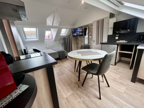 Studio moderne à La Villa L'Oiseau Bleu à Blonville-sur-Mer avec séjour, table à manger, cuisine, lit et