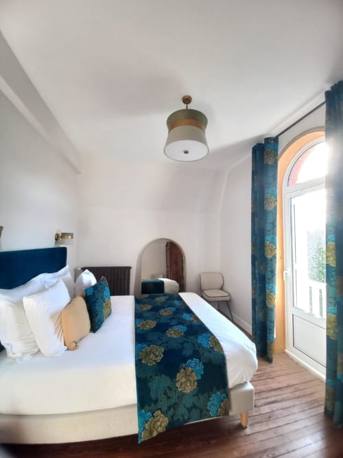 Chambre double de luxe à la Villa Eliane Étretat avec vue sur le jardin, mobilier élégant et literie aux motifs bleus