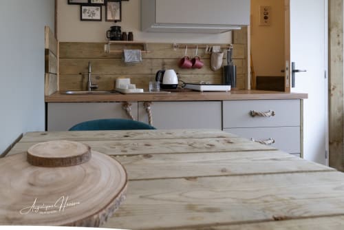 Petite kitchenette rustique en bois avec table à manger à la chambres d'hôtes Les Rives du bel air en France