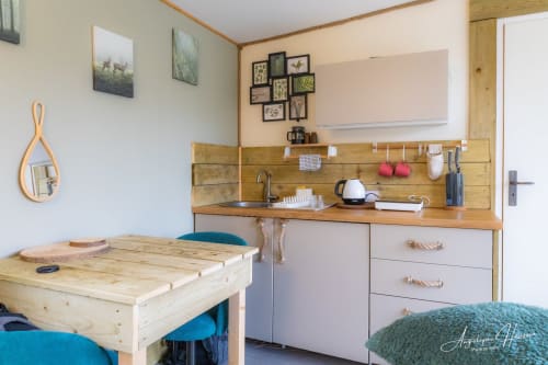 Chambre cosy du gîte Les Rives du bel air avec bureau en bois, kitchenette et coin détente bleu en France