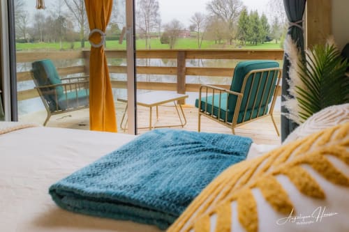 Chambre moderne aux Rives du bel air avec terrasse donnant sur les jardins paisibles et l'eau