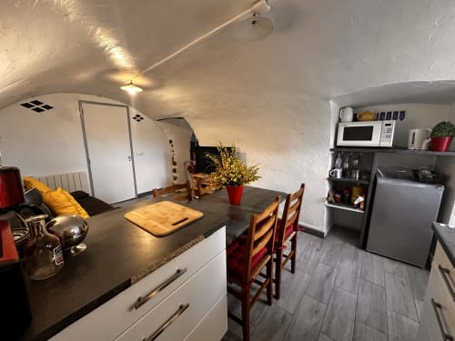 Cuisine-séjour moderne du gîte Le Rupicapra à Roubion avec équipements en acier inoxydable
