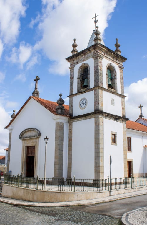 Igreja colonial branca com campanário e relógio em Vila Chã, Portugal, perto da Casa de Hóspedes Mãe Maria