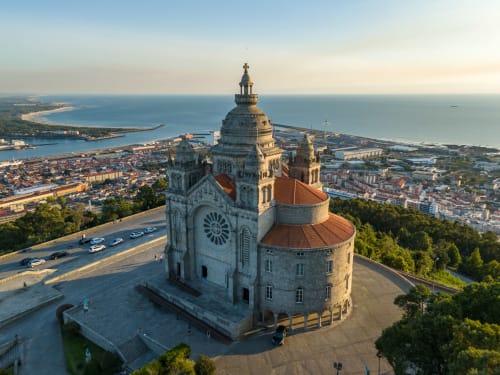 Basílica Voto Nacional com vista para a costa e porto de Vila Chã, Portugal