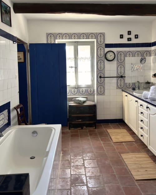 Salle de bains Suite Fleur au Domaine Du Commandeur, Mondragon avec accents bleus, baignoire et carrelage décoratif