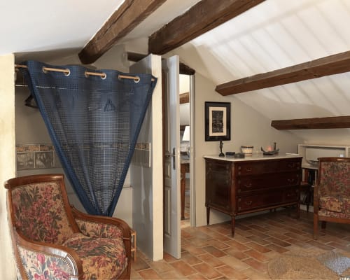 Suite Fleur au Domaine Du Commandeur avec poutres apparentes, mobilier ancien et vue sur le jardin à Mondragon