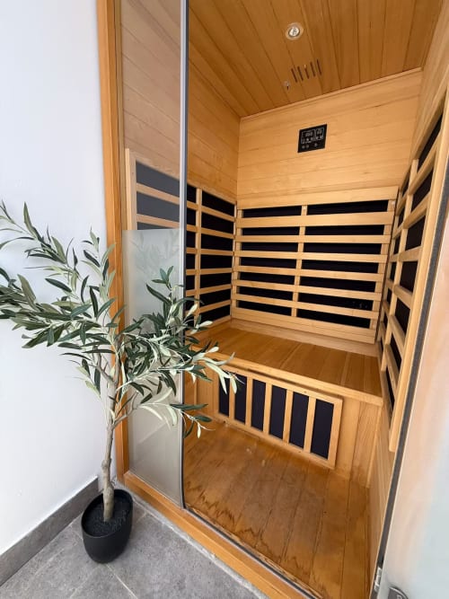 Cabina de sauna infrarroja moderna en apartamento frente al mar en Fuengirola, con interior de madera y panel de control