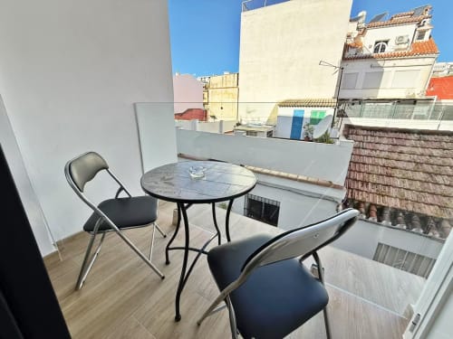 Terraza en azotea con asientos en apartamento frente al mar en Fuengirola, España con vistas a edificios costeros del Mediterráneo