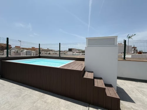 Piscina en azotea de apartamento frente al mar en Fuengirola con vallas de seguridad y vistas a la ciudad