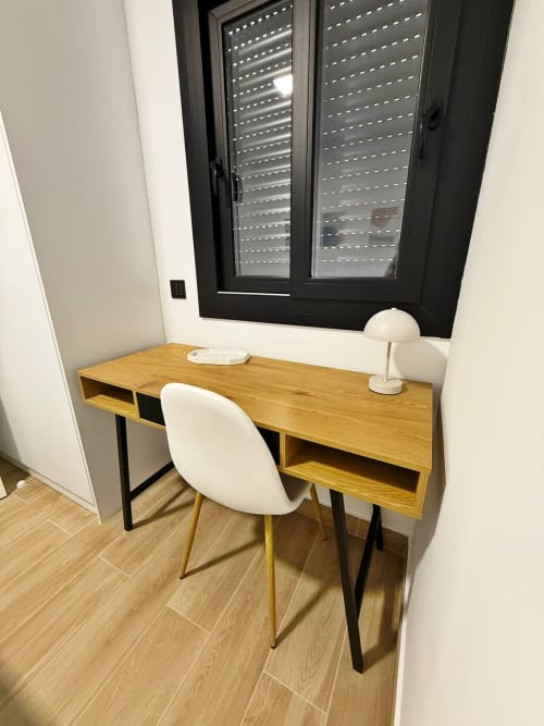 Moderno escritorio de madera con silla blanca en apartamento frente al mar, hotel Fuengirola