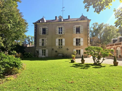 Façade de l'hôtel Les Rives De La Tronne avec pelouse et jardins soignés à Mer, en France