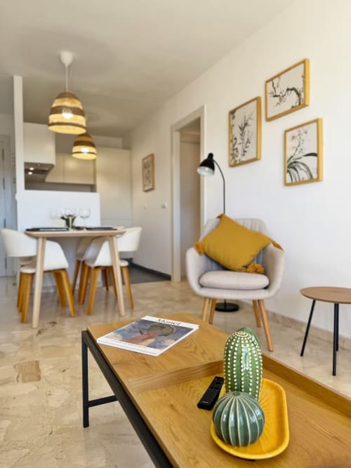 Moderno apartamento soleado en playa Fuengirola con zona de comedor, asientos cómodos y decoración contemporánea