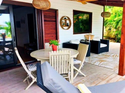 Terrasse de villa tropicale aux Balcons D'Oyster Pond, Saint-Martin, avec table à manger, salon et vue sur mer