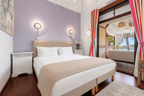 Chambre luxueuse de la villa Naya aux Balcons D'Oyster Pond, Saint-Martin, vue mer, mur accent violet, éclairage moderne