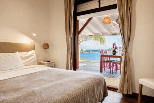 Chambre de luxe aux Balcons D'Oyster Pond avec vue sur mer, villa de Saint-Martin dotée d'une terrasse surplombant les eaux turquoise