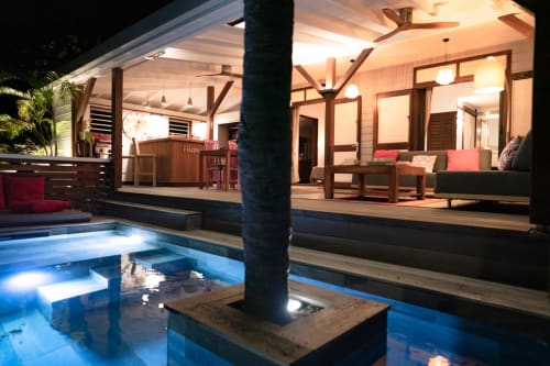 Terrasse de villa illuminée avec piscine privée, salon de détente et terrasse en bois aux Balcons D'Oyster Pond, Saint-Martin