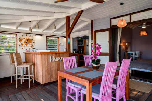 Salle à manger de villa moderne aux Balcons D'Oyster Pond, Saint-Martin, avec chaises roses et poutres en bois