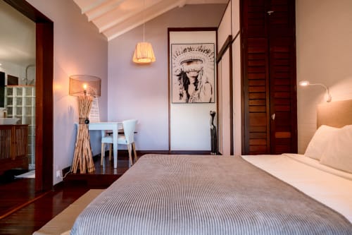 Chambre moderne de la villa Les Balcons D'Oyster Pond, Saint-Martin avec lit queen-size, bureau et décoration tropicale