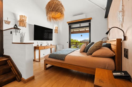 Chambre moderne aux Balcons D'Oyster Pond, villa à Saint-Martin avec lit en bois, balcon vue mer et design contemporain