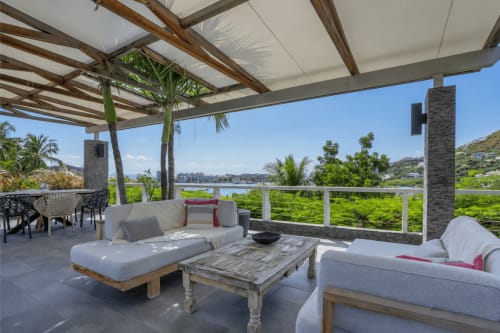Terrasse de villa de luxe aux Balcons D'Oyster Pond, Saint-Martin avec vue sur mer, espaces détente et pergola ombragée