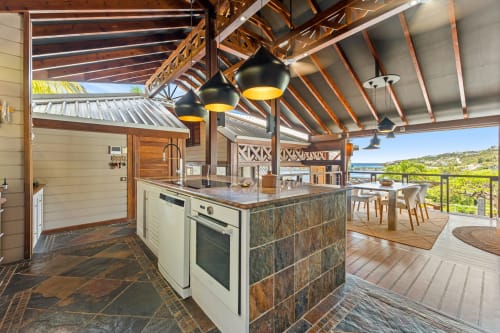 Cuisine moderne avec îlot aux Balcons d'Oyster Pond, Saint-Martin, vue sur mer et électroménagers contemporains