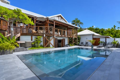 Villa de luxe aux Balcons d'Oyster Pond, Saint-Martin avec piscine privée, terrasse en bois et jardins tropicaux