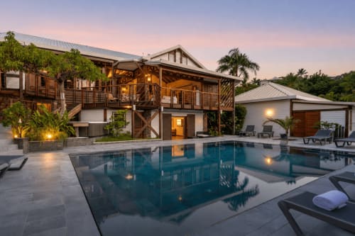 Villa de luxe aux Balcons D'Oyster Pond, Saint-Martin, avec piscine privée et jardins tropicaux au crépuscule