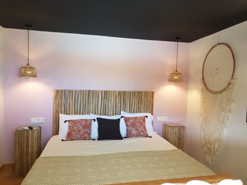Chambre moderne de la villa Les Balcons D'Oyster Pond à Saint-Martin avec tête de lit rayée, luminaires suspendus et décoration