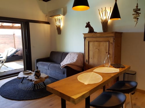 Salle à manger moderne de la villa Les Balcons D'oyster Pond, Saint-Martin avec table en bois, canapé bleu et vue sur l'océan