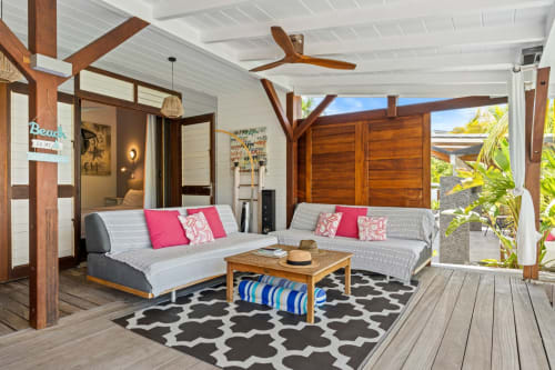 Chambre de villa tropicale aux Balcons D'Oyster Pond, Saint-Martin avec deux lits, coin salon, poutres en bois et vue sur mer