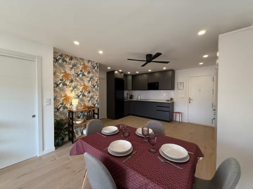 Apartamento moderno en Fuengirola con comedor, cocina negra, pared de acento con patrón y vistas a la ciudad