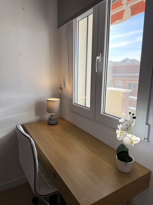 Soleado alféizar en apartamento de Fuengirola con escritorio, orquídea, lámpara y vistas a la ciudad en Grupo Inmohouse