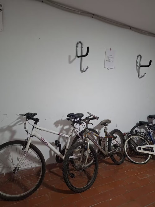 Bicicletas almacenadas en ganchos de pared en apartamento Grupo Inmohouse, propiedad frente a playa Fuengirola