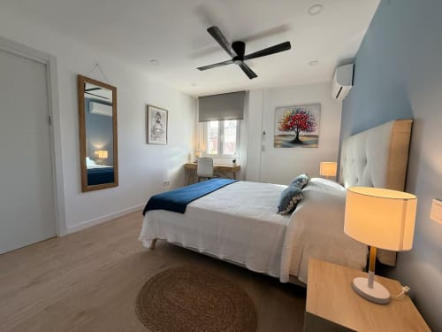 Dormitorio soleado en apartamento de Fuengirola con mobiliario moderno, ropa de cama blanca y vistas a la ciudad