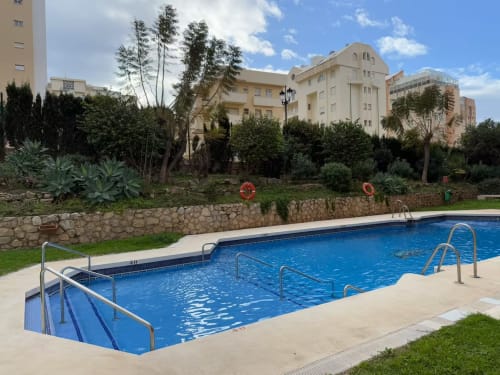 Piscina del apartamento Grupo Inmohouse en Fuengirola con vistas a la ciudad y jardines mediterráneos