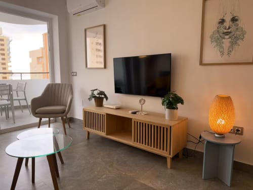 Moderno apartamento soleado en Fuengirola con vistas a la ciudad, mueble TV de madera, decoración minimalista y acceso a balcón