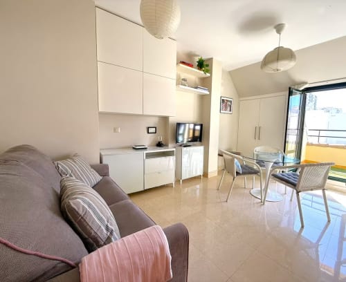 Luminoso apartamento en Fuengirola con kitchenette moderno, cómoda sala de estar y vistas al mar desde el balcón
