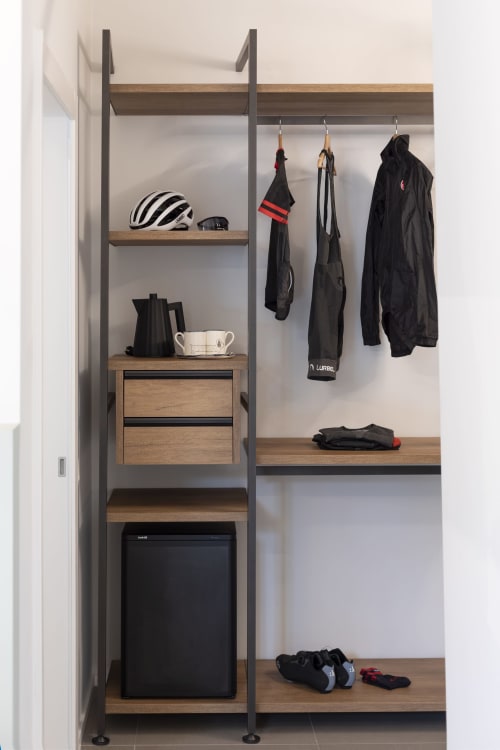 Sistema di guardaroba moderno con attrezzature e accessori ciclistici presso Camere d'Aria B&B a Locana